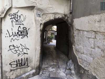 Il nostro viaggio termina in vico de� Gironda: di fronte al palazzo omonimo si apre un passaggio basso e stretto tra i pi� �maltrattati� di Bari, che unisce questa strada a via Vallisa. �Nel gergo popolare viene chiamato �arco del piscio� a causa del suo stato di abbandono e degrado...